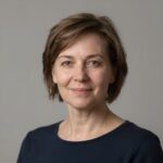 Улыбающаяся Елена М., постоянный игрок казино Азино 777, получившая мгновенную выплату выигрыша